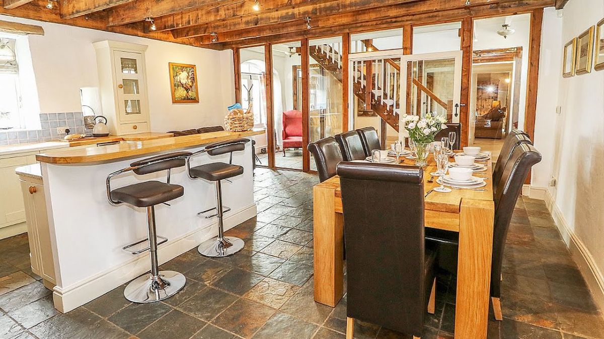Premena historickej stodoly na moderný luxus: Tour po Yorkshire Barn