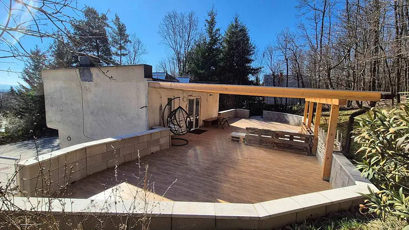 Duchonka – Famózna celoročná chata pod lesom s veľkou terasou / 3 – Izby + 1 spoločenská miestnosť – foto 3