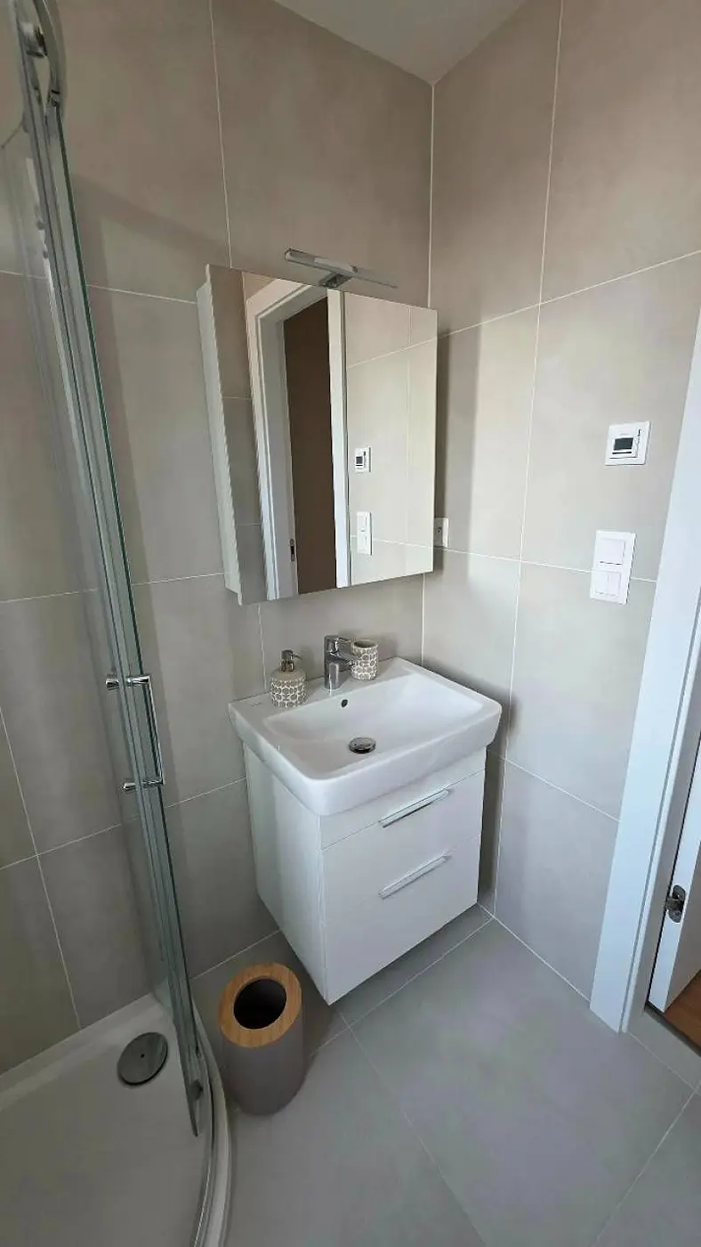 Moderný 1-izbový apartmán s parkovaním – Green Atrium – foto 5
