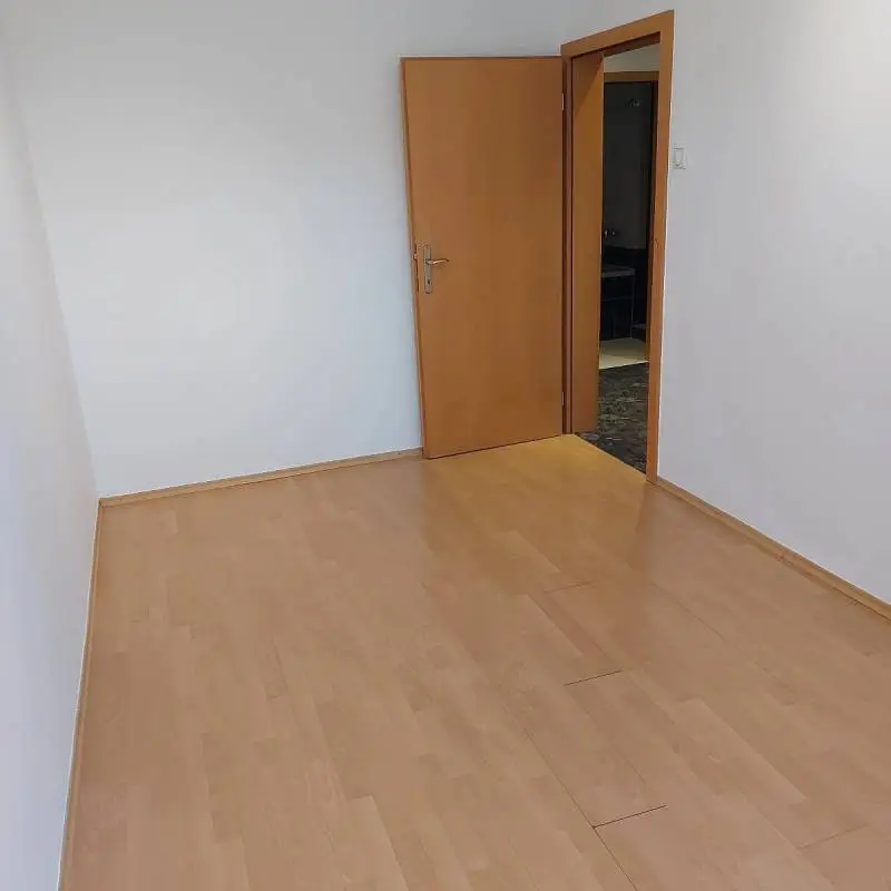 Priestranný 4-izbový byt s klimatizáciou a balkónom – Vrakuňa (Toryská), Voľný ihneď – foto 11