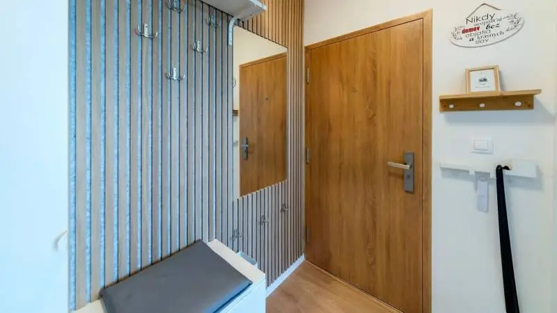Priestranný 3-izbový byt PO kompletnej rekonštrukcii s loggiou v obľúbenej časti Petržalky! – foto 12