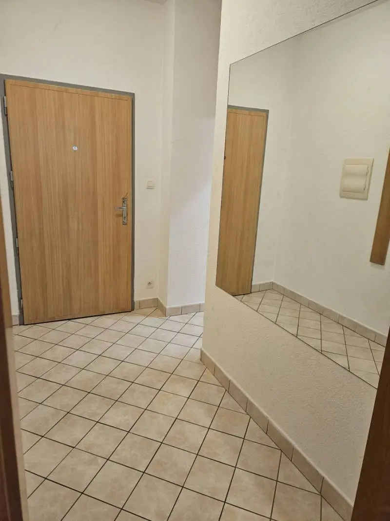 Prenajmem 1-izbovy zariadeny byt s balkonom (47 m²) s vyhladom do zeleneho parku na Papradovej – foto 7