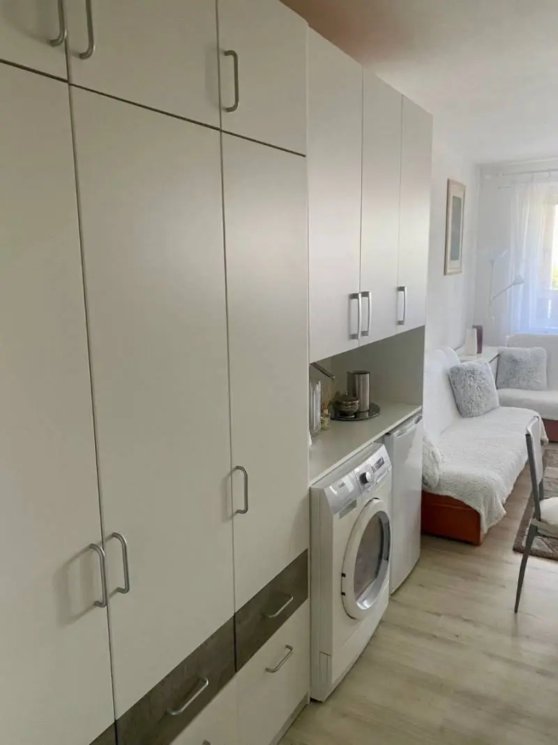 1-izbový slnečný byt s priestrannou loggiou a 2 garážovými parkovacími miestami – foto 6