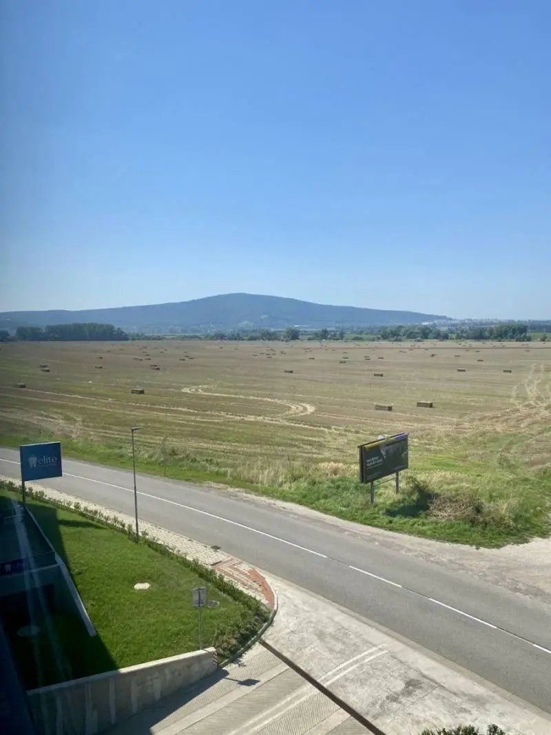 1-izbový slnečný byt s priestrannou loggiou a 2 garážovými parkovacími miestami – foto 8