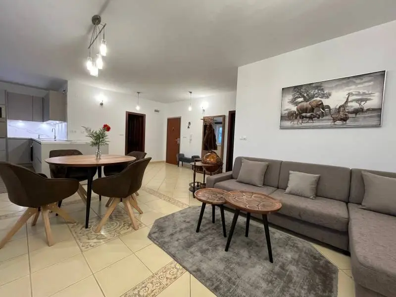 Priestranný 3-izbový byt 86 m² s balkónom – Šustekova, Petržalka, kompletne zariadený – foto 9