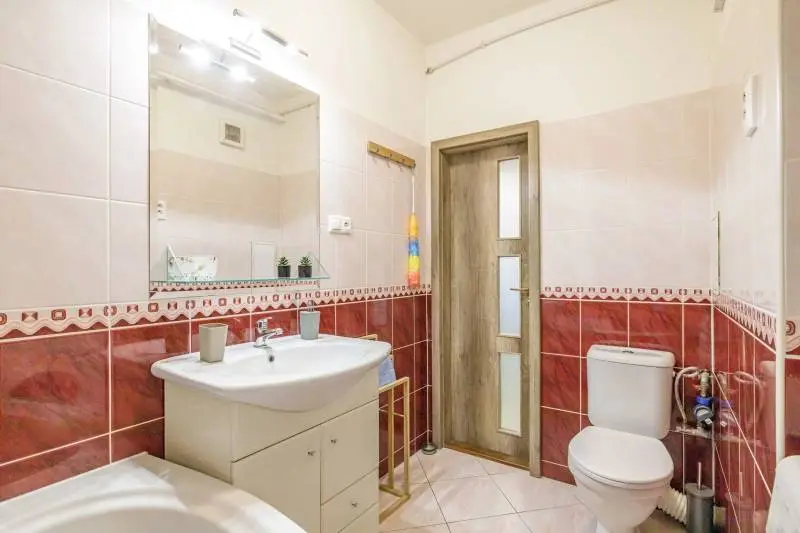 Staré mesto – Kozia, 2-izbový byt s veľkým balkónom, parkovanie vo vnútrobloku – foto 5