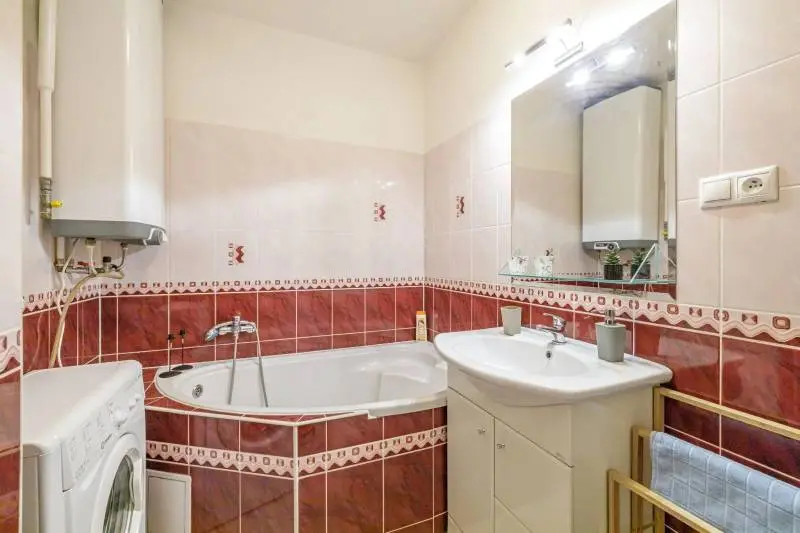 Staré mesto – Kozia, 2-izbový byt s veľkým balkónom, parkovanie vo vnútrobloku – foto 7