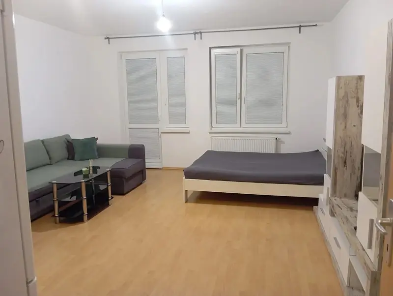 Prenájom – Priestranná a kompletne zariadená garsónka s balkónom, Vyšehradská ulica – foto 2