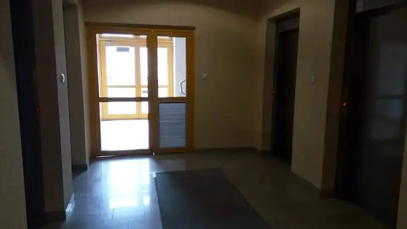 Prenájom – Priestranná a kompletne zariadená garsónka s balkónom, Vyšehradská ulica – foto 5
