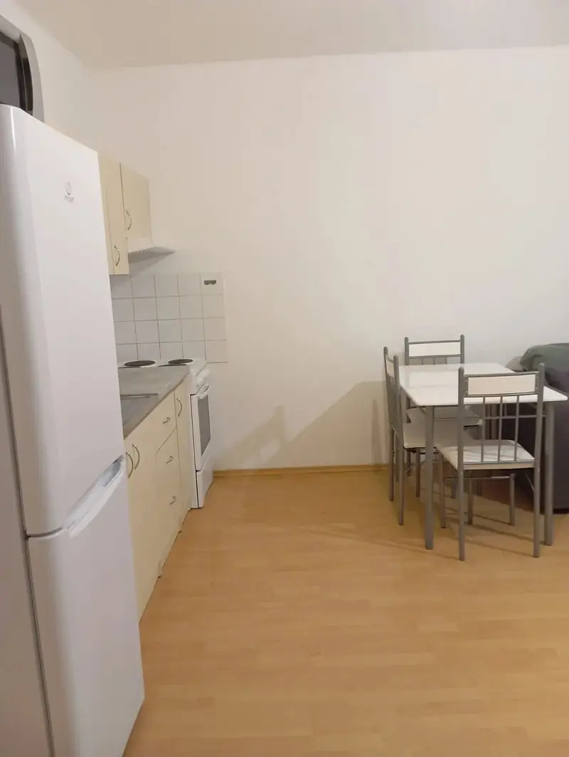 Prenájom – Priestranná a kompletne zariadená garsónka s balkónom, Vyšehradská ulica – foto 6