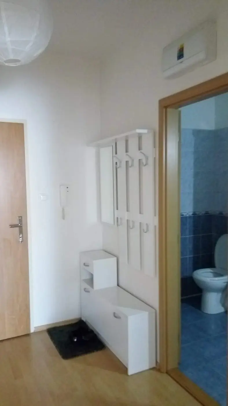 Prenájom – Priestranná a kompletne zariadená garsónka s balkónom, Vyšehradská ulica – foto 7