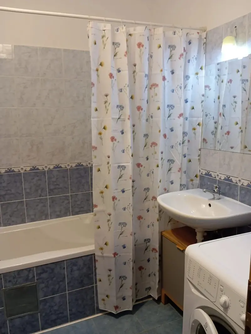 Prenájom – Priestranná a kompletne zariadená garsónka s balkónom, Vyšehradská ulica – foto 8
