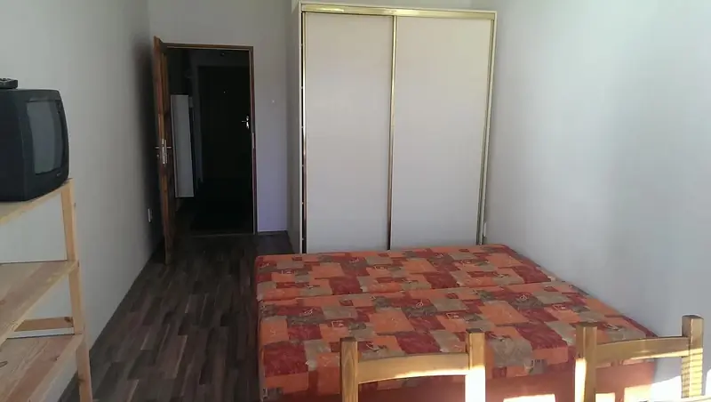 Rača – Krasňany, zrekonštruovaný 1-izbový byt s loggiou, 27 m², blízko lesa a MHD, horná ulica. – foto 2