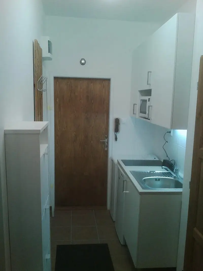 Rača – Krasňany, zrekonštruovaný 1-izbový byt s loggiou, 27 m², blízko lesa a MHD, horná ulica. – foto 3