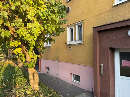 Atraktívne miesto na vlastné bývanie ako aj Vysoký investičný potenciál v tehlovom 2-izb.