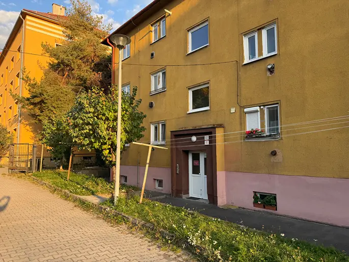 Atraktívne miesto na vlastné bývanie ako aj Vysoký investičný potenciál v tehlovom 2-izb. – foto 2