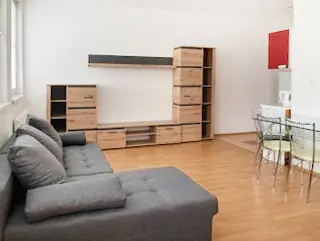 Ponúkame na prenájom väčší jednoizbový byt – Apartmán na ul. Tr. SNP - Terasa. – foto 2