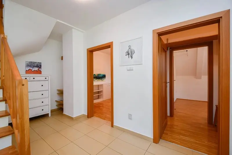 Timravina – 5-izbový mezonet so záhradou, výhľadom na hrad a parkovaním Bratislava – Staré mesto – foto 7