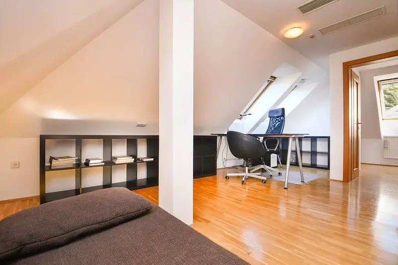 Timravina – 5-izbový mezonet so záhradou, výhľadom na hrad a parkovaním Bratislava – Staré mesto – foto 8