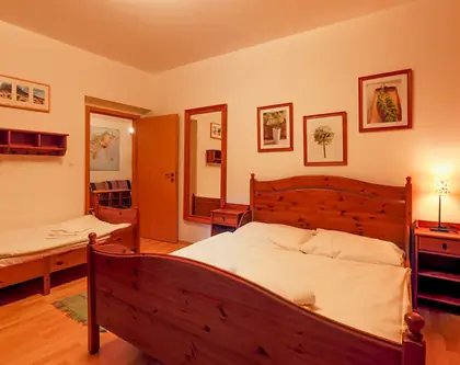Priestranný pokojný apartmán s 3 miestnosťami